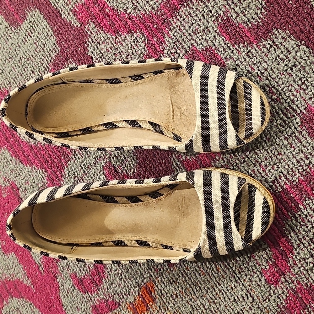 Kelly & Katie Kaydena Espadrille wedge peep-toe pump size 6.5